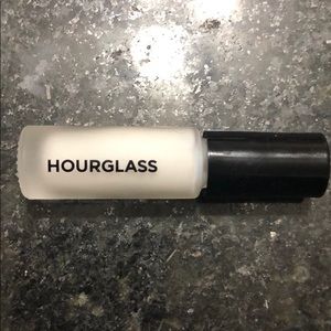Hourglass face mineral primer